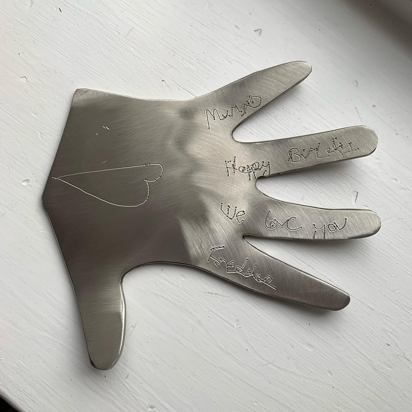 Personalised gifts 🎁
This hand was cut from an outline drawing of the child’s hand and engraved with their exact handwriting. So personal and touching - an object to be treasured forever. #swiftcut #swiftcutautomation #steel #plasmacutter #cncplasma #cncplasmacutting #bespokemetalwork #engraved #engravedgifts #personalisedgifts #hypertherm